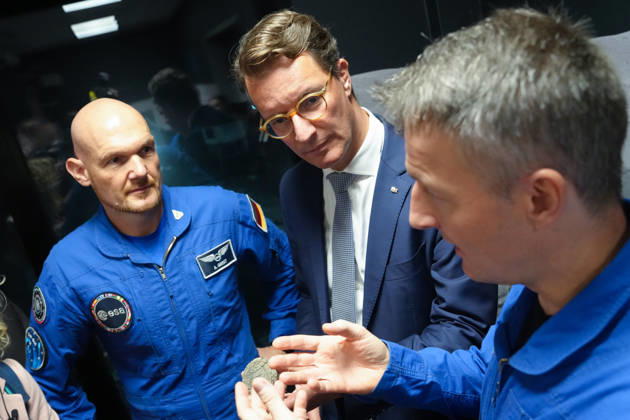 NRW, Hendrik Wüst besichtigt FLEXhab und LUNA-Anlage in Köln