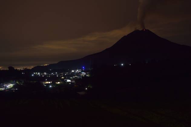Indonesien, Vulkan Sinabung auf Sumatra spuckt Asche