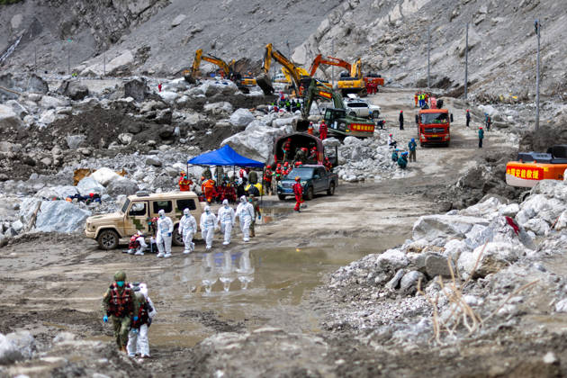 China, Bergungs- und Rettungsarbeiten nach Erdrutsch in Gyirong