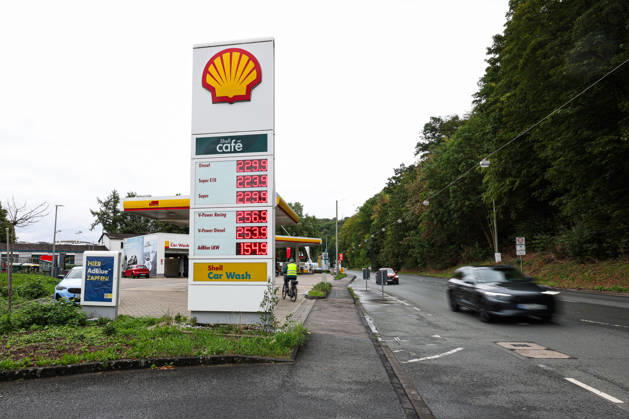 NRW, Preistafel an Tankstelle in Siegen