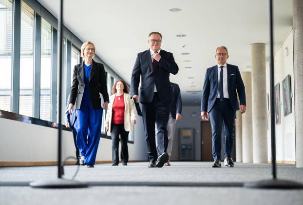 Thüringen, Pressekonferenz der Landesregierung mit Mario Voigt und Katja Wolf in Erfurt