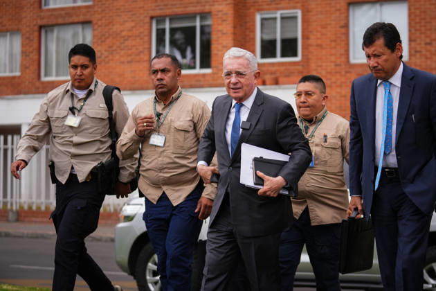 Kolumbien, Alvaro Uribe sagt im Rahmen der Ermittlungen zu Massakern aus in Bogota