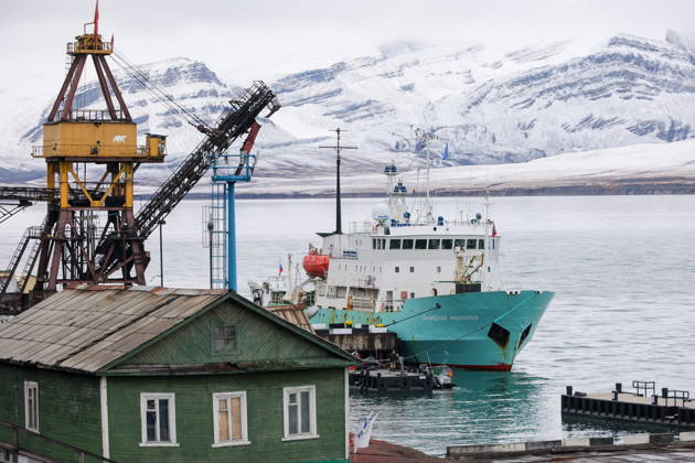 Norwegen, Russisches Schiff in Barentsburg auf Spitzbergen