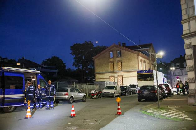 NRW, Einsatzkräfte bei einsturzgefährdetem Mehrfamilienhaus in Wuppertal