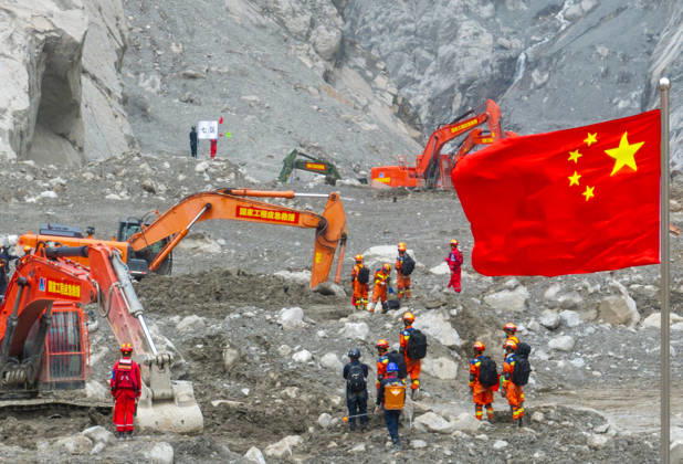 China, Bergungs- und Rettungsarbeiten nach Erdrutsch in Gyirong