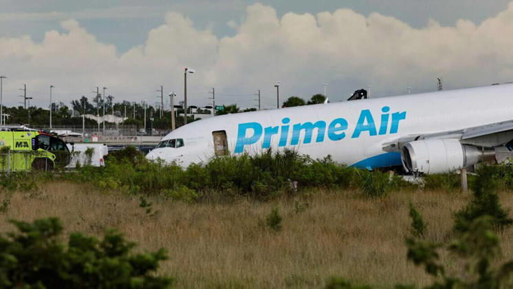 USA, Frachtflugzeug von Amazon Prime Air kommt westlich des Miami International Airport von der Startbahn ab