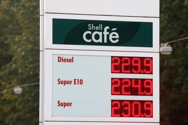 NRW, Preistafel an Tankstelle in Siegen