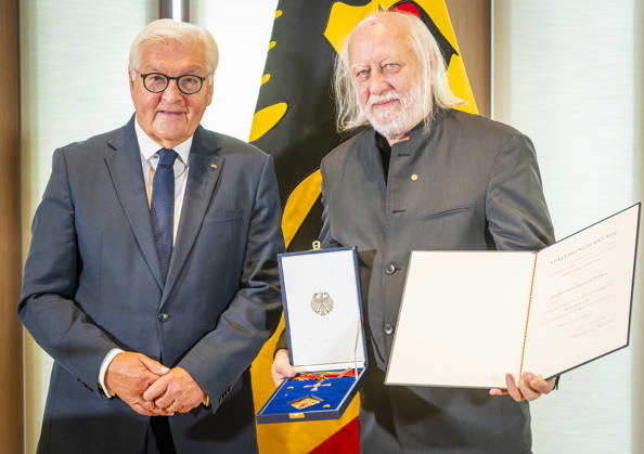 Berlin: Federal President Steinmeier awards the Federal Cross of Merit to Nobel Prize-winning author Laszlo Krasznahorkai