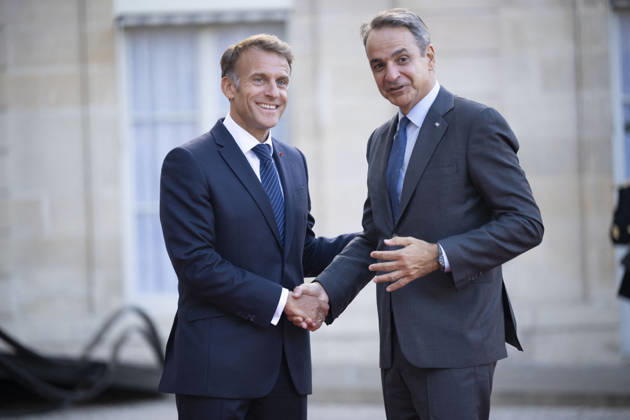 France: Emmanuel Macron welcomes Kyriakos Mitsotakis to Paris
