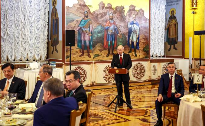 Moskau, To Lam besucht Russland