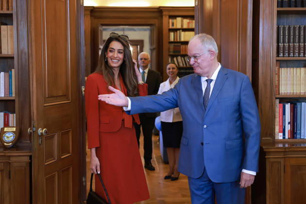 Griechenland, Konstantinos Tasoulas trifft Amal Clooney in Athen