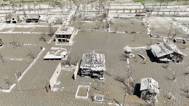 Türkei, Überflutetes Dorf Daribükü taucht bei Niedrigwasser wieder auf