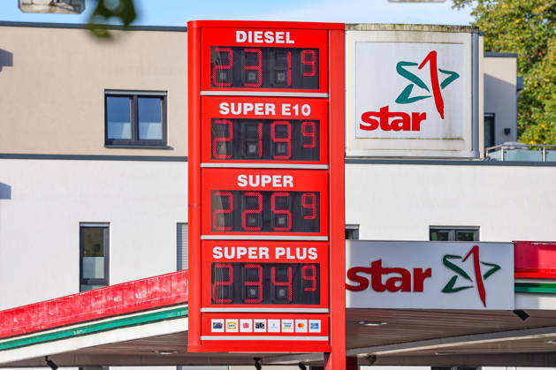 NRW, Preistafeln an Tankstellen in Freudenberg