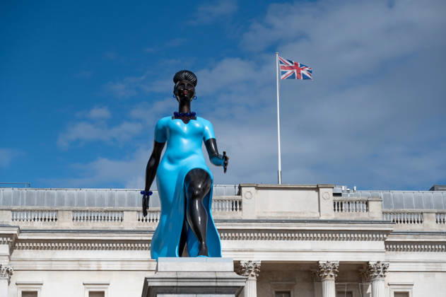 Skulptur Lady in Blue von Tschabalala Self auf dem Trafalgar Square in London