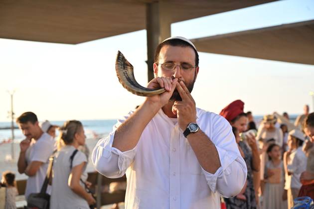 Israel, Taschlich-Zeremonie am zweiten Tag von Rosch Haschana in Tel Aviv