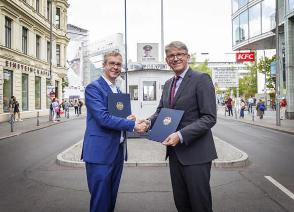 Berlin: Signing of the Capital City Financing Agreement