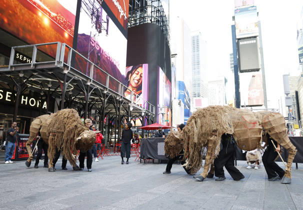 Arts, Lebensgroße Büffel-Puppen am Times Square