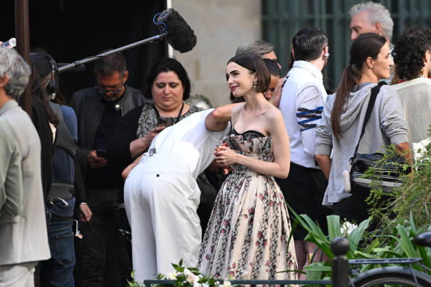Film, Lily Collins am Set von Emily in Paris