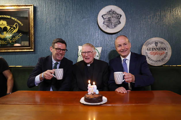 Großbritannien, Andy Burnham und Micheál Martin feiern 90. Geburtstag von Club-Patron Patrick McNally im Brian Boru Irish Club in Ashton-in-Makerfield