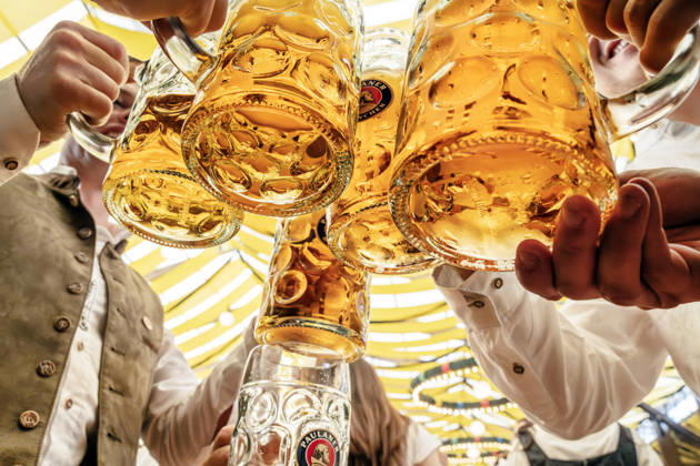 Münchner Oktoberfest - Zwei Schankkellner aus dem Paulaner Festzelt nach Alkoholkonsum während der Arbeit entlassen - Archivbilder