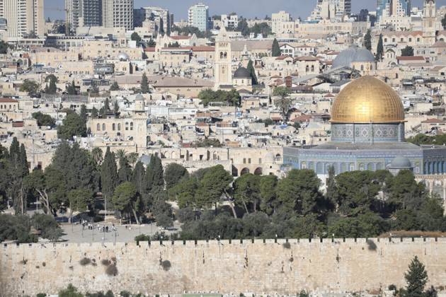 Israel, Jerusalem: Israeli settlers at the Al-Aqsa compound during Sukkot