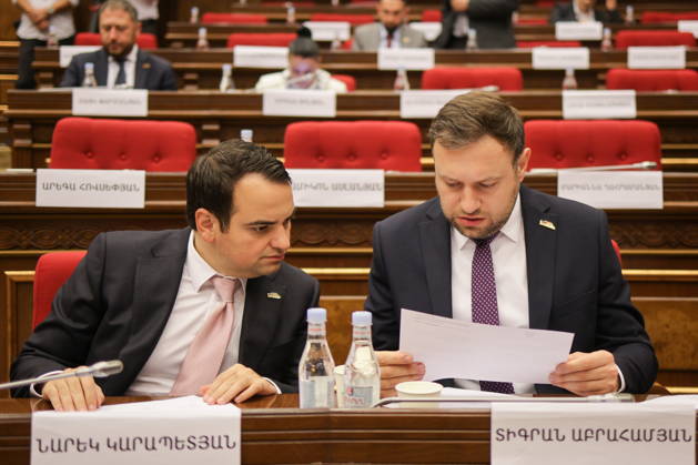 Armenien, Schlägerei bei Debatte im Parlament in Jerewan