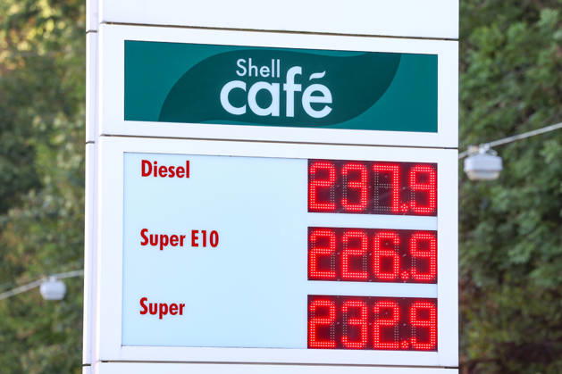 NRW, Preistafel an Tankstelle in Siegen