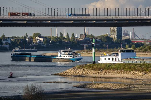 Nordrhein-Westfalen, Extremes Niedrigwasser am Rhein bei Duisburg