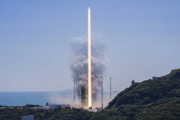 Südkorea, Goheung, Nuri-Rakete startet vom Naro Space Center mit 15 Satelliten