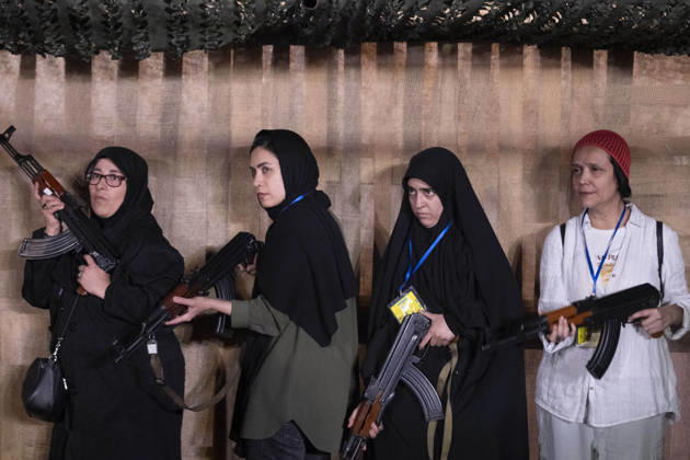 Iran, Teheran, Frauen der Selbstopferkräfte bei Stadtkampftraining mit AK-47