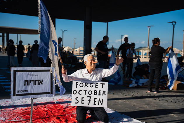 Tel Aviv, Protest am Strand gegen Israels Regierung zum dritten Jahrestag des 7. Oktober