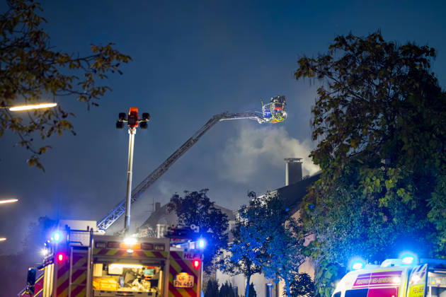 Hessen, Brand eines Mehrfamilienhauses in Neu-Isenburg