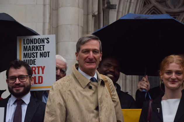 London, Prozessauftakt gegen die London Bullion Market Association: Dominic Grieve mit Team vor Gericht
