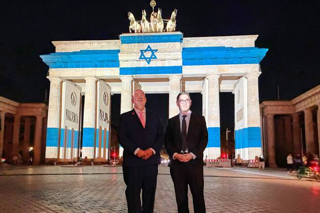 Berlin, Brandenburger Tor in Israel-Farben zum Jahrestag des Terrorangriffs der Hamas