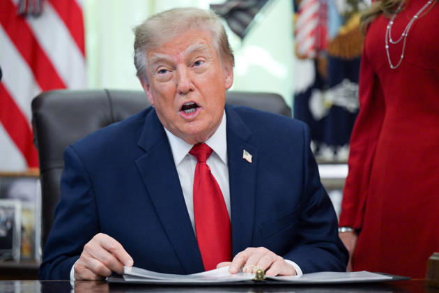 USA, Donald Trump gibt Erklärung ab im Oval Office im Weißen Haus in Washington