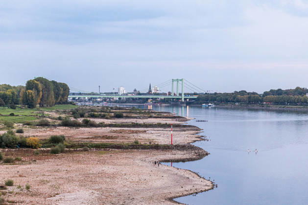 NRW, Rhein-Niedrigwasser in Köln