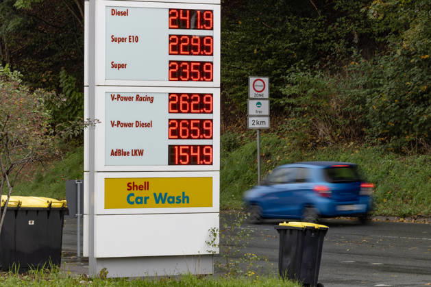 NRW, Preistafel an Tankstelle in Siegen