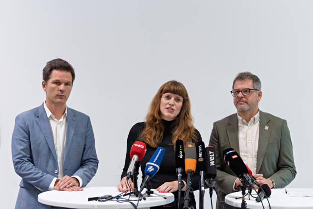 Berlin, Linke, Grüne und SPD treten nach Sondierungsgesprächen vor die Presse