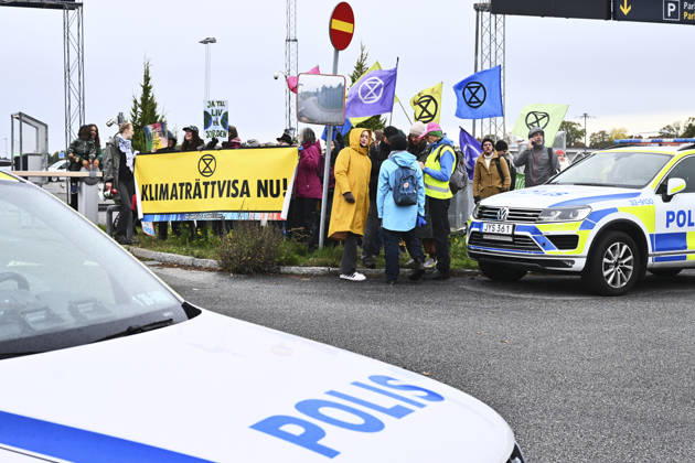 Sweden: Protest by climate activists at Stockholm-Bromma Airport