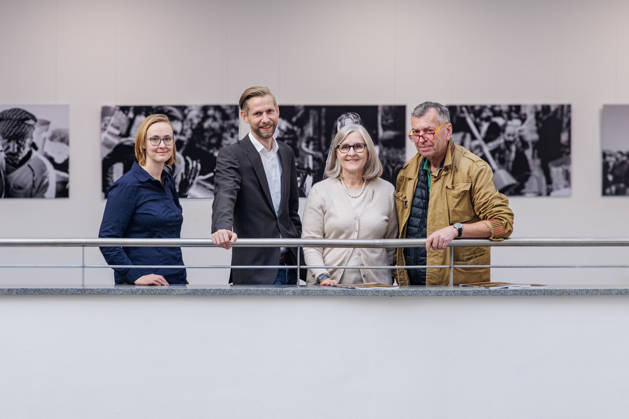 ART, NRW, Fotograf Andreas Woitschützke auf der Pressekonferenz zur Fotoausstellung side by side in Neuss