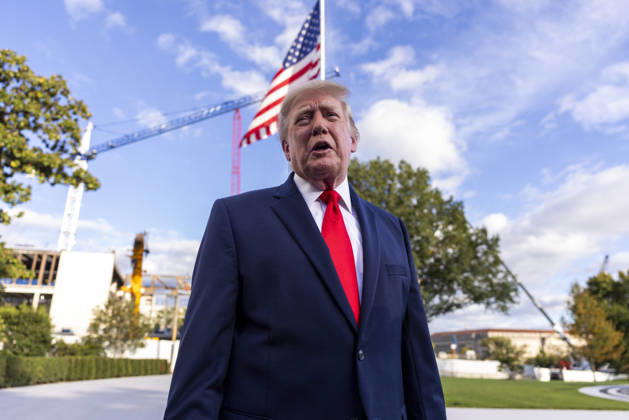 USA, Donald Trump beantwortet am Weißen Haus Pressefragen vor dem Abflug nach Ohio