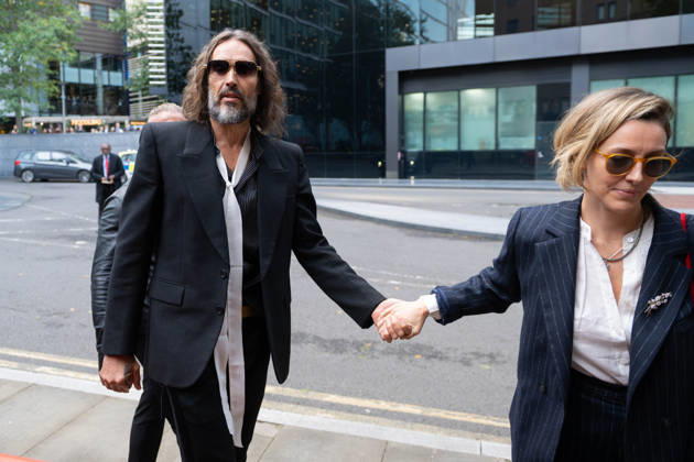 Großbritannien, Prozess gegen Russell Brand am Southwark Crown Court in London