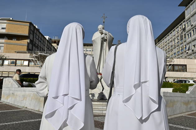 Rom, Papst Leo XIV im Krankenhaus, Menschen beten