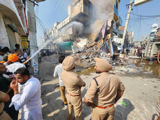 Indien, Mob zerstört Laden eines Apothekers nach Tod eines Antidrogen-Aktivisten in Bathinda