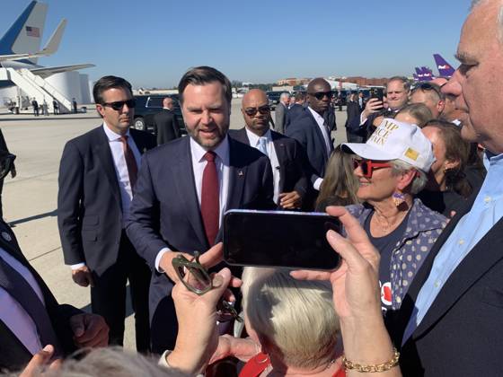 USA, Meet-and-Greet mit Vizepräsident JD Vance am Flughafen von Atlanta