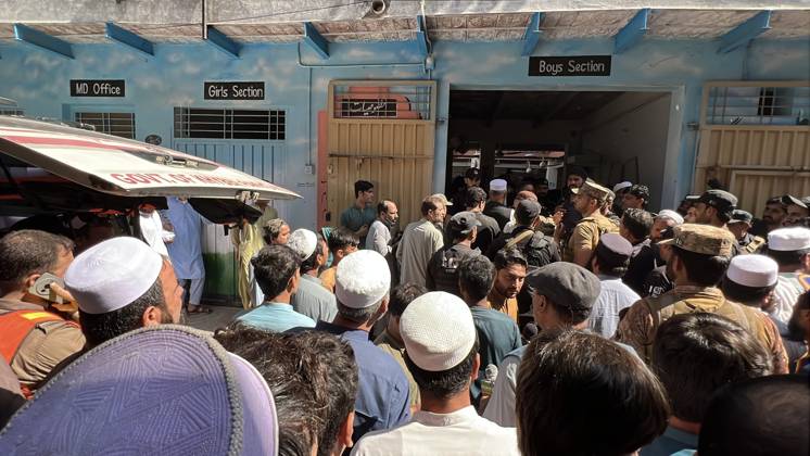 Pakistan, Schuldach stürzt ein, Tote nach Unglück in Peshawar