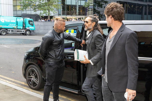 Celebrity, Russell Brand erscheint zu Gerichtstermin in London
