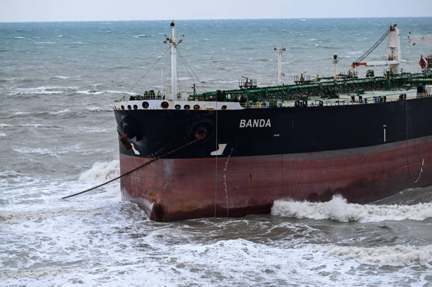 Türkei, Frachtschiff läuft vor Istanbul auf Grund