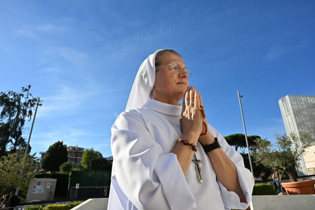 Rom, Papst Leo XIV im Krankenhaus, Menschen beten