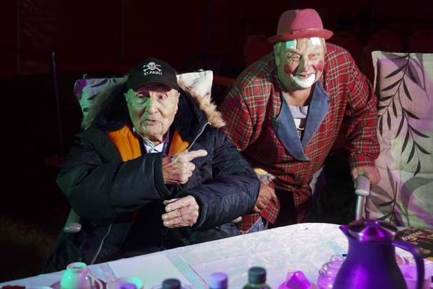Celebrity: Freddy Quinn visits the circus in Hamburg